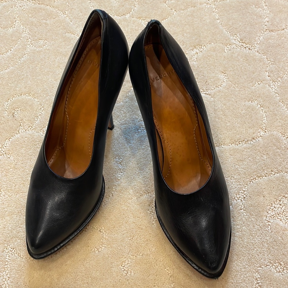 Givenchy made in Italy size 39 black leather heel